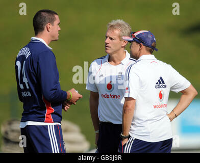 Der englische Kapitän Kevin Pietersen spricht mit Peter Moores und Andy Flower während der Trainingseinheit im Sheikh Zayed Stadium in Abu Dhabi, Vereinigte Arabische Emirate. Stockfoto