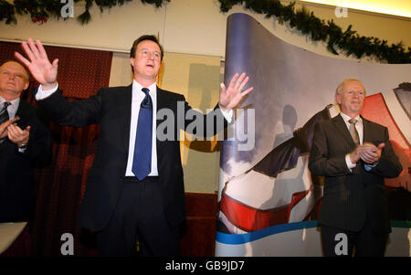 Der konservative Parteivorsitzende David Cameron und der Ulster Unionist Reg Empey (rechts) erhalten nach einer Ansprache an die Konferenz der Ulster Unionist Party in Belfast eine ständige Ovation. Stockfoto