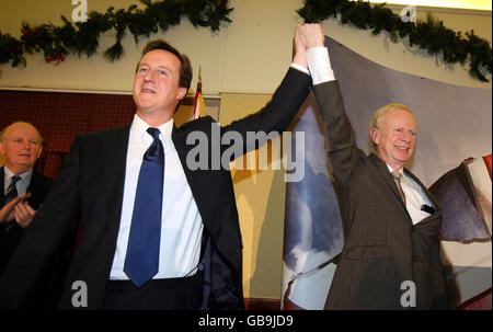 Der konservative Parteivorsitzende David Cameron und der Ulster Unionist Reg Empey (rechts) erhalten nach einer Ansprache an die Konferenz der Ulster Unionist Party in Belfast eine ständige Ovation. Stockfoto