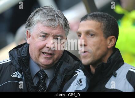 Fußball - Barclays Premier League - Newcastle United / Stoke City - St James' Park. Joe Kinnear, Manager von Newcastle united, und sein Assistent Chris Hughton unterhalten sich vor dem Start Stockfoto