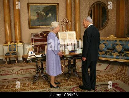 Die britische Königin Elizabeth II. Empfängt den israelischen Präsidenten Shimon Peres im Buckingham Palace und übergibt ihm den Ehrenbefehl von St. Michael und St. George. Stockfoto