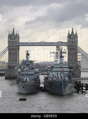 Die HMS Westminster (links) liegt an der Themse neben der HMS Belfast während des Schiffsbesuches in London. Stockfoto