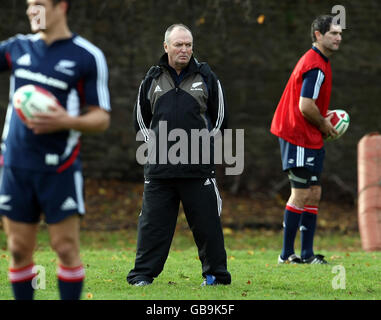 Der neuseeländische All-Blacks-Trainer Graham Henry schaut während einer Trainingseinheit in Sofia Gardens, Wales, zu. Stockfoto