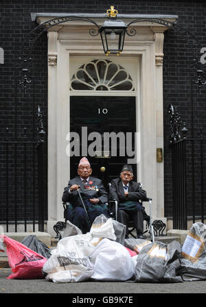Die Gewinner des Victoria Cross, Ehrenleutnant Tul Bahadur Pun (links) und EhrenSergeant Lachiman Gurung, liefern Postsäcke voller Petitionen an die Downing Street, in denen die Regierung aufgefordert wird, der britischen Armee Gurkhas, die sich vor 1997 aus dem Dienst zurückgezogen hatte, das automatische Recht zu geben, sich im Vereinigten Königreich niederzulassen. Stockfoto