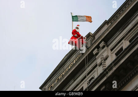 Santa seils unten vorbei an der berühmten Clery's Clock auf O'Connell Street, Dublin, um die Eröffnung von Santa's Grotto zu feiern. Stockfoto