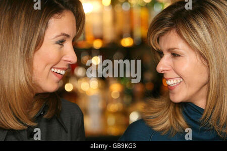 Die neue GMTV-Moderatorin Emma Crosby posiert mit Kate Garraway in Chiswick, London. Stockfoto