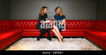 Neue GMTV-Moderatorin Emma Crosby. Die neue GMTV-Moderatorin Emma Crosby posiert mit Kate Garraway in Chiswick, London. Stockfoto