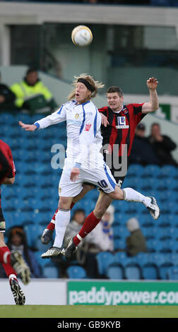 Luciano Becchio von Leeds United (links) und Michael Nelson von Hartlepool während des Coca-Cola Football League One Spiels in der Elland Road, Leeds. Stockfoto