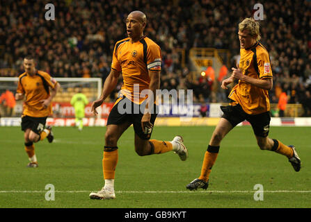 Fußball - Coca-Cola Football Championship - Wolverhampton Wanderers gegen Blackpool - Molineux. Chris Iwelumo (Mitte) von Wolves feiert sein erstes Tor während des Coca-Cola Football Championship-Spiels auf dem Molineux, Wolverhampton. Stockfoto