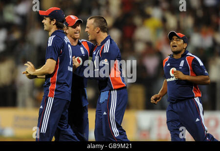 Graeme Swann (Mitte) wird nach der Einnahme der Wicket Virender Sehwag während der vierten ein Tag Internationale im M Chinnaswamy Stadium, Bangalore, Indien gratuliert. Stockfoto