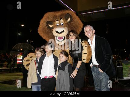 Gary Lineker (rechts) kommt mit seiner Familie und Danielle Bux (2. Rechts) zur Premiere von 'Madagascar: Escape 2 Africa' im Empire, Leicester Square, WC2. Stockfoto