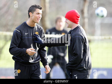 Cristiano Ronaldo von Manchester United (links) und Wayne Rooney während einer Trainingseinheit in Carrington, Manchester. Stockfoto