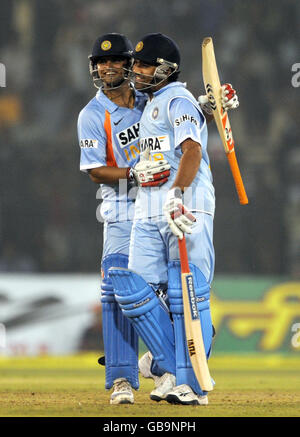 Indiens Suresh Raina (links) wird von Rohit Sharma (rechts) nach einem halben Jahrhundert während der Fifth One Day International im Barabati Stadium in Bhubaneswar, Indien, gratuliert. Stockfoto