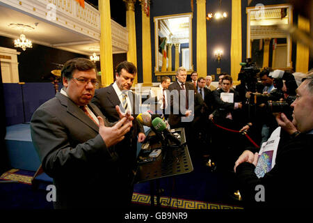 Taoiseach Brian Cowen TD (links) und Finanzminister Brian Lenihan TD (rechts) beim Start der Regierungserklärung zur "Umgestaltung öffentlicher Dienstleistungen" in Dublin Castle, Dublin. Stockfoto