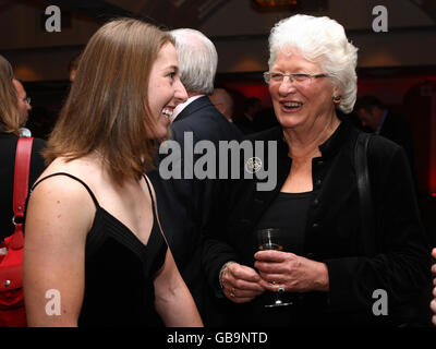 Nicole Cooke plaudert mit Mary Peters vor den Sport Journalists' Association Awards in der Brauerei in London. Stockfoto