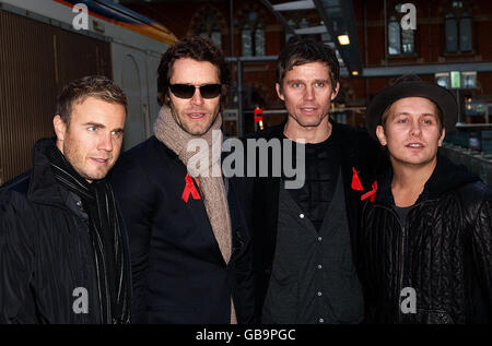 Mitglieder der Take, die (von links nach rechts) Gary Barlow, Howard Donald, Jason Orange und Mark Owen kommen in St Pancras Station, Central London, um den Eurostar Zug nach Paris für die Einführung ihres neuen Albums "The Circus" zu nehmen. Stockfoto