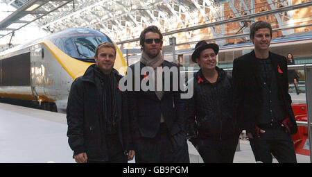 Mitglieder der Gruppe nehmen an, dass Gary Barlow, Howard Donald, Mark Owen und Jason Orange (von links nach rechts) am Bahnhof St Pancras im Zentrum von London ankommen, um mit dem Eurostar-Zug nach Paris zu fahren, um ihr neues Album „The Circus“ zu veröffentlichen. Stockfoto