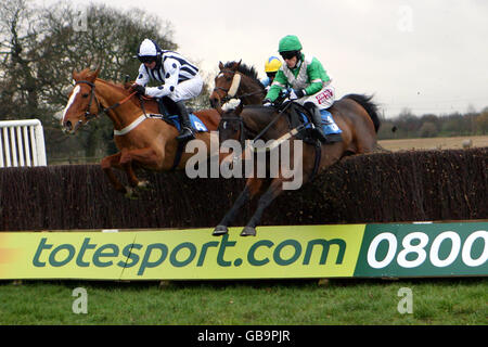 Kilmackilloge unter Brian Hughes (rechts) führt Waterspray unter Paul Moloney (links) und Norborne Bandit unter Graham Lee (Mitte) während der Blue Square Poker Handicap Chase Stockfoto