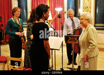 Nach einem privaten Musikkonzert mit Mitgliedern des London Symphony Orchestra im Buckingham Palace in London spricht die britische Königin Elizabeth II. Mit der US-Außenministerin Condoleezza Reis und Louise Miliband (links), der Frau von Außenminister David Miliband. Stockfoto