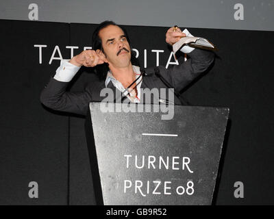 Nick Cave gibt bekannt, dass Mark Leckey den Turner Prize bei der Bekanntgabe der Gewinner des Turner Prize 2008 in der Tate im Zentrum von London gewinnt. Stockfoto