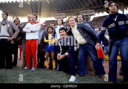 Tunesien-Trainer Ali Chatali (c, kniend) bereitet sich darauf vor, die Qualifikation seiner Mannschaft für die WM-Endrunde 1978 zu feiern, als die letzten Sekunden beim letzten Qualifikationsspiel, einem 4:1-Sieg für Tunesia, abhaken Stockfoto