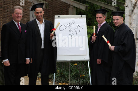 Der Boxpromoter Frank Warren (links) mit James DeGale, Billy Joe Saunders (zweiter von rechts) und Frankie Gavin (rechts), die für die Medien in Frederick's, Islington, London posieren. Stockfoto