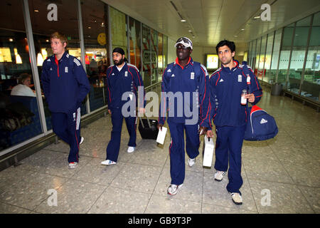 Der englische Monty Panesar (zweite links), die England Performance Squad-Mitglieder Ollie Raynor (links), Amjad Khan (rechts) und der England-Bowlingtrainer Otis Gibson kommen im Terminal 3 am Flughafen Heathrow in London an. Stockfoto