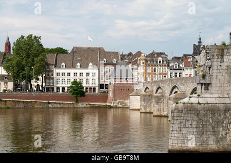 Sint Servaasbrug Brücke über die Maas und am Flussufer Bauten Maastricht, Holland, Europa Stockfoto