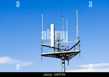 Detail des oberen Teils eines zellulären Mast zum Senden und empfangen Radio mobile Kommunikation Stockfoto