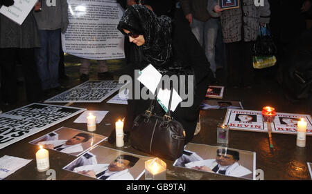 Aisha Al Megrahi, Ehefrau des Lockerbie-Bombers Adbeldbaset Ali Mohmed Al Megrahi während einer Kerzenlicht-Mahnwache, um mutmaßliche Justizirrtümer vor dem schottischen Parlament in Edinburgh hervorzuheben. Stockfoto