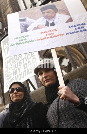 Aisha Al Megrahi, Ehefrau des Lockerbie-Bombers Adbeldbaset Ali Mohmed Al Megrahi und seiner Tochter Gahada bei einem marsch, um angebliche Justizirrtümer vor dem schottischen Parlament in Edinburgh hervorzuheben. Stockfoto