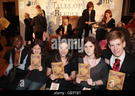Schüler, die heute auf einer Teeparty in der Parliament Hall in Edinburgh abgebildet sind, um die Veröffentlichung von JK Rowlings neuem Buch zu feiern. Stockfoto