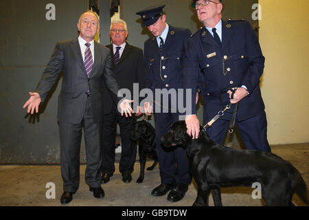 Justizminister Dermot Ahern mit dem Gouverneur Sean Lennon (Mitte) und einigen Drogenschnifferhunden während seines Besuchs im Wheatfield Gefängnis in Dublin, wo er die verstärkten Besucherscreening-Maßnahmen inspizierte. Stockfoto