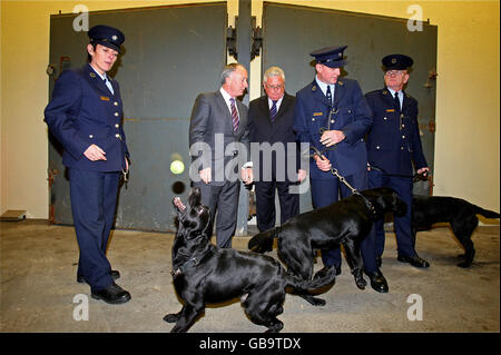 Justizminister Dermot Ahern mit dem Gouverneur Sean Lennon (Mitte) und einigen Drogenschnifferhunden während seines Besuchs im Wheatfield Gefängnis in Dublin, wo er die verstärkten Besucherscreening-Maßnahmen inspizierte. Stockfoto