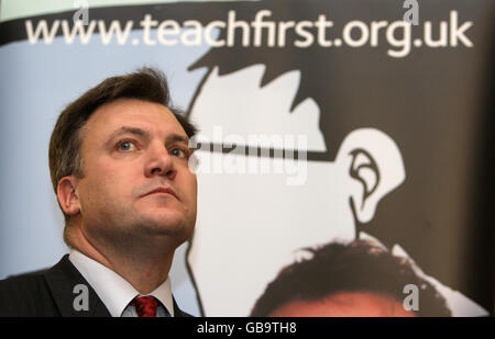 Ed Balls, der Staatssekretär für Kinder, Schulen und Familien, bei einem Empfang für Teach First in der Ten Downing Street, Westminster, London. Stockfoto