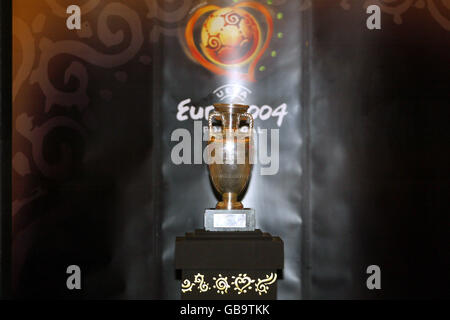 Fußball - Europameisterschaft 2004 Finalverlosung - Lissabon. Henri Delaunay Trophäe Stockfoto