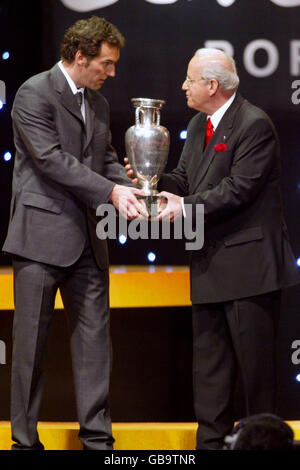 Fußball - Europameisterschaft 2004 Finalverlosung - Lissabon. Henri Delaunay-Trophäe wird von Laurent Blanc übergeben (l) Stockfoto