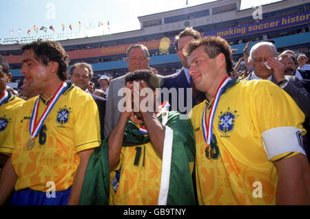 UEFA-Präsident Lennart Johansson (Rückseite c) und US-Vizepräsident Al Gore (Rückseite zweite r) sehen zu, wie Brasilien ihren Sieg feiert; Branco (l) und Dunga (r) sehen erschöpft aus, während Romario (c) und der brasilianische FIFA-Präsident Joao Havelange (Rückseite r) etwas emotional werden Stockfoto