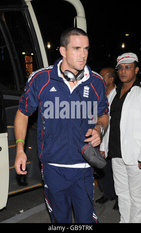 Cricket - England Im Le Royal Meridien Hotel - Abu Dhabi. Der englische Kapitän Kevin Pietersen kommt im Le Royal Meridien Hotel in Abu Dhabi, Vereinigte Arabische Emirate, an. Stockfoto