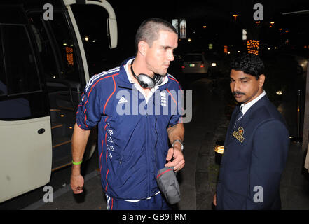 Cricket - England Ankunft Im Le Royal Meridien Hotel - Abu Dhabi. Der englische Kapitän Kevin Pietersen kommt im Le Royal Meridien Hotel in Abu Dhabi, Vereinigte Arabische Emirate, an. Stockfoto