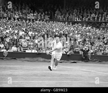 Tennis - Wimbledon Championships 1954 - All England Club - Herreneinzel-Finale - Jaroslav Drobny gegen Ken Rosewall. Der in Tschechien geborene Jaroslav Drobny, der jetzt Ägypten vertritt, spielt gegen Ken Rosewall. Stockfoto