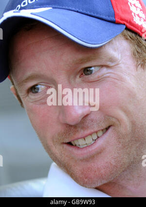 Cricket - England Training Session - Sheikh Zayed Stadium - Abu Dhabi. Der englische Paul Collingwood spricht bei einer Pressekonferenz im Sheikh Zayed Stadium in Abu Dhabi, Vereinigte Arabische Emirate, mit den Medien. Stockfoto