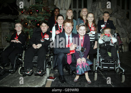 Prinz Harry mit (von links) Evangeline Edwards, Edward Common, Tara Ifill , William John, Lucy Long (über Prinz Harry's Knee), Bonnie Long, Charlotte Long, Courtney Taylor, Keaton Peppiatt und Rupert Parsons (im Stuhl) in Westminster Abbey, London nach dem Women's Own Children of Courage Award 2008. Stockfoto