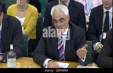 Kanzler Alistair Darling gibt dem Treasury Select Committee Hinweise auf seine Pläne, Großbritannien aus der Rezession zu leihen. Stockfoto