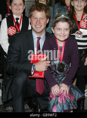 Prinz Harry mit Lucy Long in Westminster Abbey, London nach den Children of Courage Awards 2008. Stockfoto