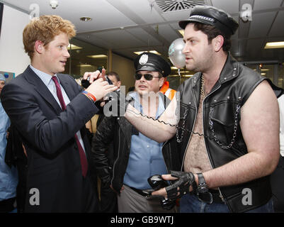 Prince Harry trifft Broker Andy Strickland, Mitte, Und Jay Aaronson, in den Büros der Stadthändler ICAP in London, wo er am 16. Jährlichen ICAP Charity Day in London teilnahm, wo alle weltweiten Einnahmen aus dem Handel am ICAP Charity Day an 100 Wohltätigkeitsorganisationen gehen werden, darunter Sentebale, dessen Schirmherr Prinz Harry ist. Stockfoto