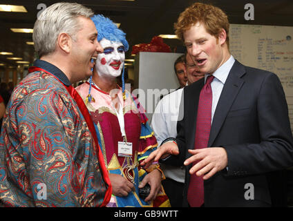 Prinz Harry teilt einen Witz mit Maklern John Herbert, Mitte, Und Andy Brown verließ das Büro der Stadthändler ICAP in London, wo er am 16. Jährlichen ICAP Charity Day in London teilnahm, wo alle weltweiten Einnahmen aus dem Handel am ICAP Charity Day an 100 Wohltätigkeitsorganisationen gehen werden, darunter Sentebale, dessen Schirmherr Prinz Harry ist. Stockfoto