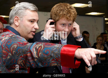 Prinz Harry mit dem Makler Andy Brown in den Büros der Stadthändler ICAP in London, wo er am 16. Jährlichen ICAP Charity Day in London teilnahm, wo alle weltweiten Einnahmen aus dem Handel am ICAP Charity Day an 100 Wohltätigkeitsorganisationen gehen werden, darunter Sentebale, dessen Schirmherr Prinz Harry ist. Stockfoto