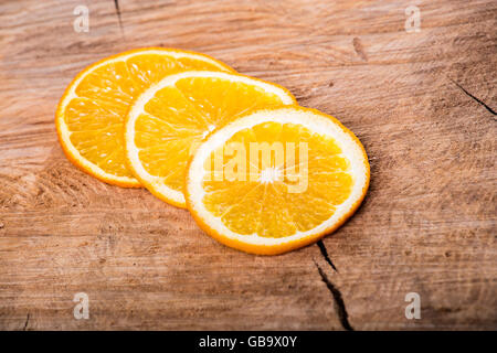 Orangenscheiben auf Holzbrett Stockfoto