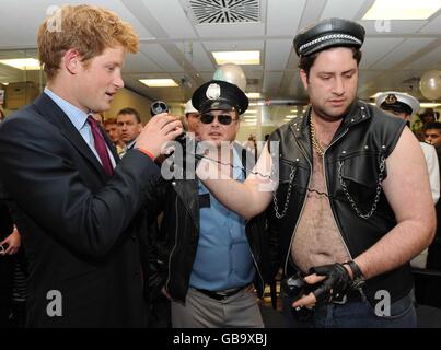 Prinz Harry mit dem Makler Jay Aaronson in den Büros von City Traders ICAP in London, wo er am 16. Jährlichen ICAP Charity Day in London teilnahm, wo alle weltweiten Einnahmen aus dem Handel am ICAP Charity Day an 100 Wohltätigkeitsorganisationen gehen werden, darunter Sentebale, von denen Prinz Harry Patron ist. Stockfoto